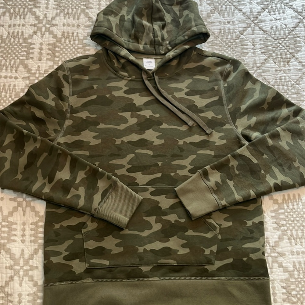 Amazon Essentials Camo Hoodie || Size: Medium